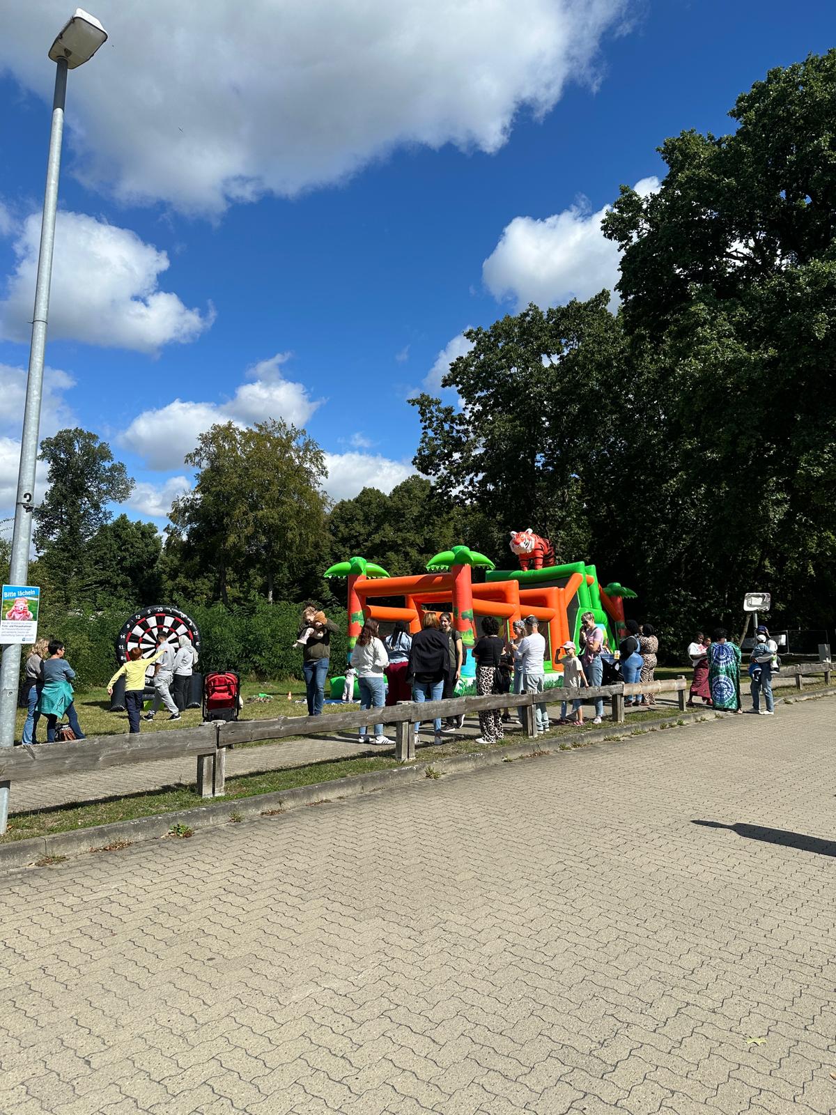 Besucher beim Jahresfest der Diakonie Kästorf an der Hüpfburg Tiger
