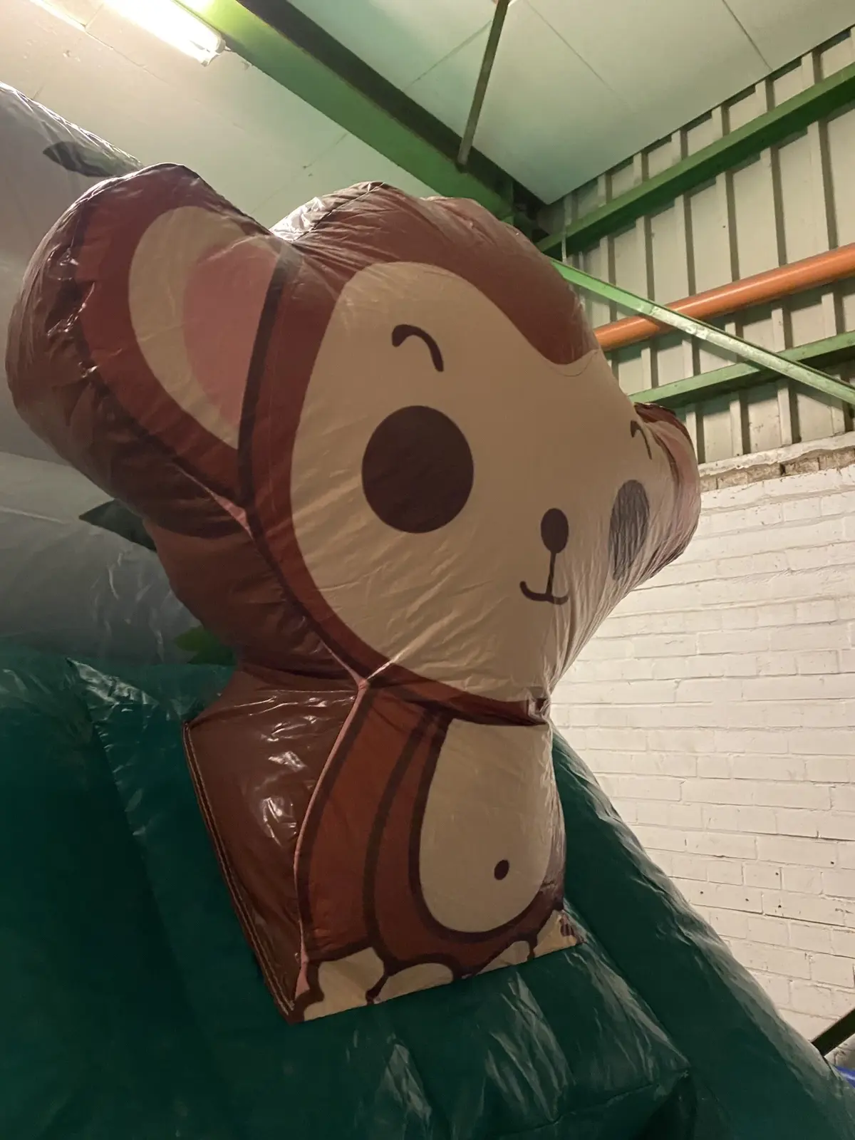 Hüpfburg Affe Nahaufnahme