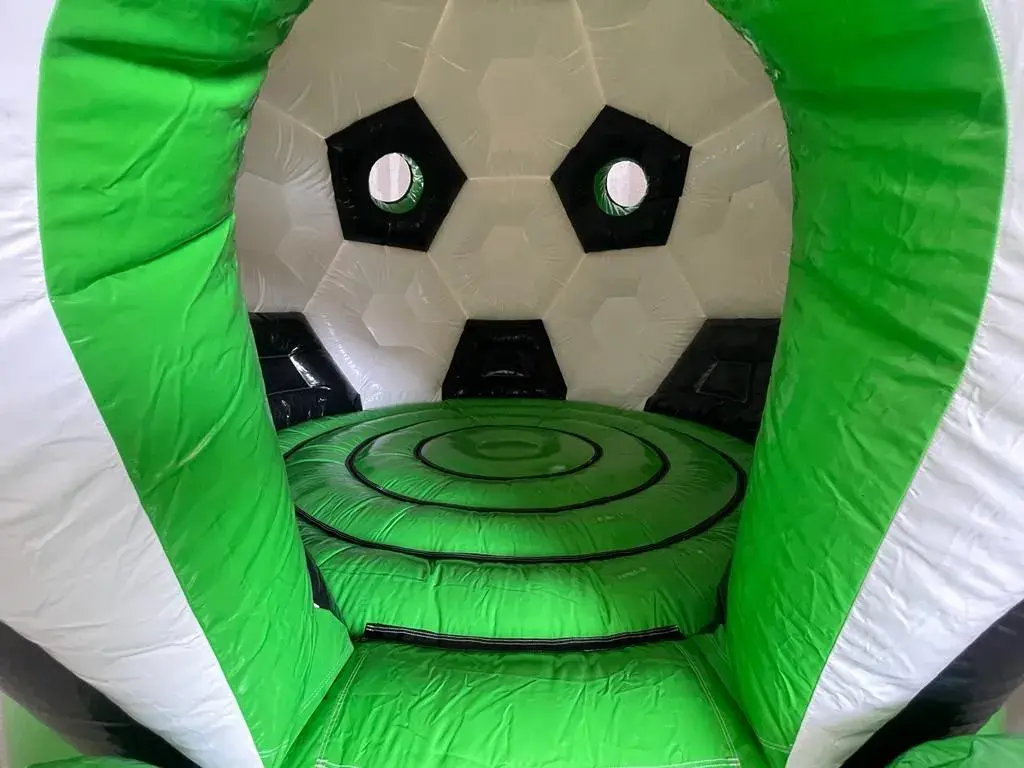Fußballrund Huepfburg Innen