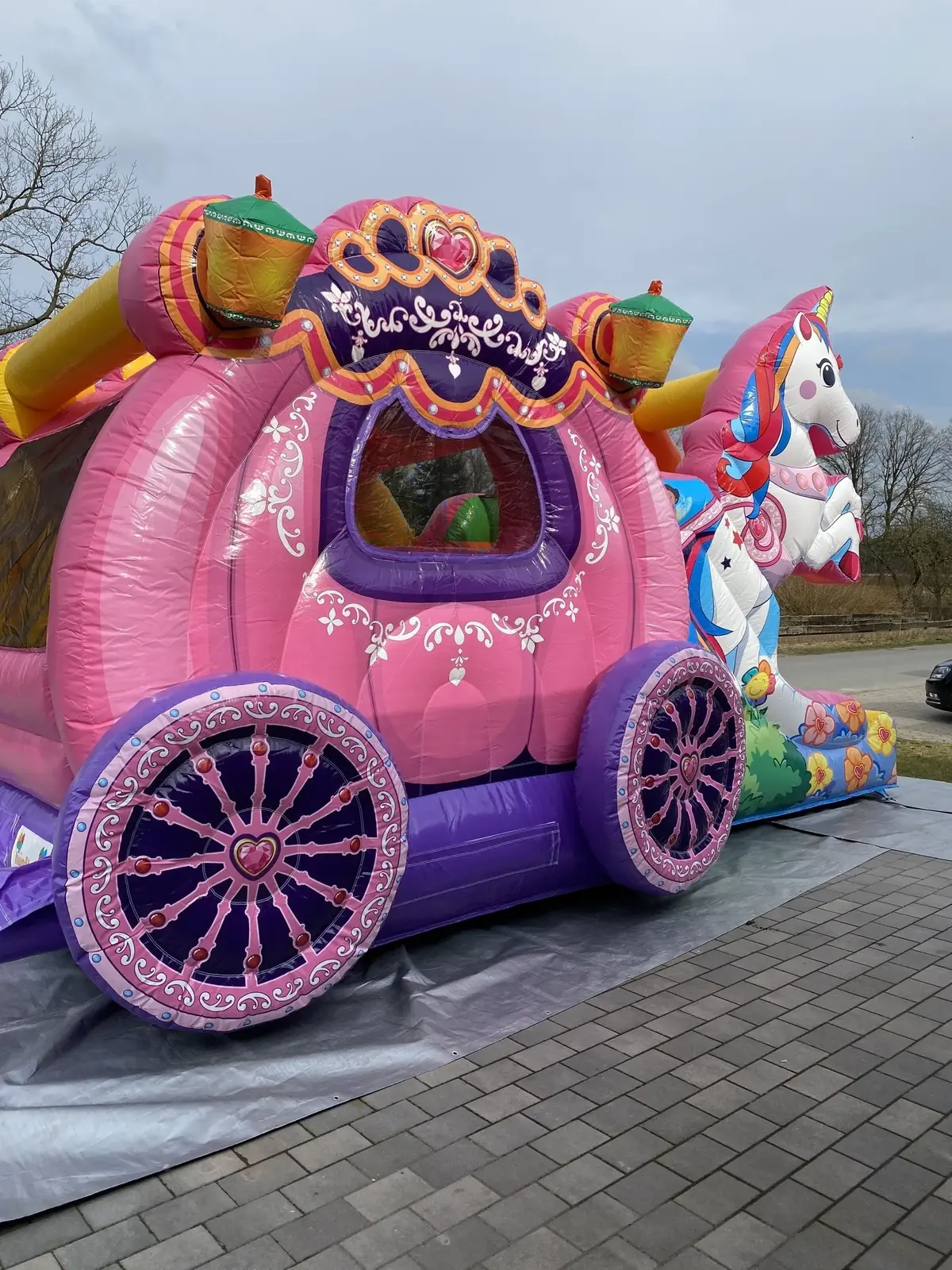 Kutsche Huepfburg Außen